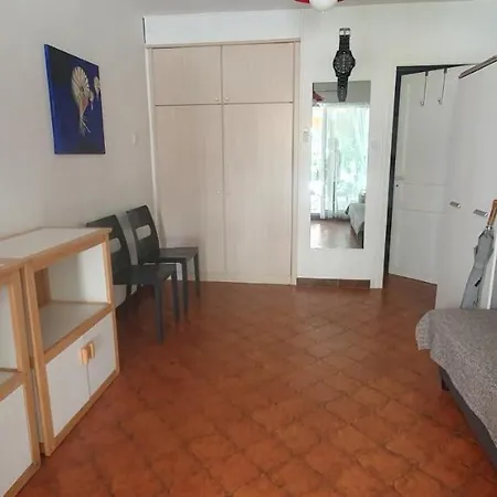 With Terrace Near The Sea شقة