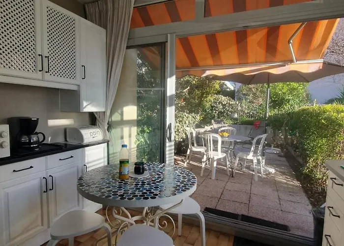 With Terrace Near The Sea شقة *