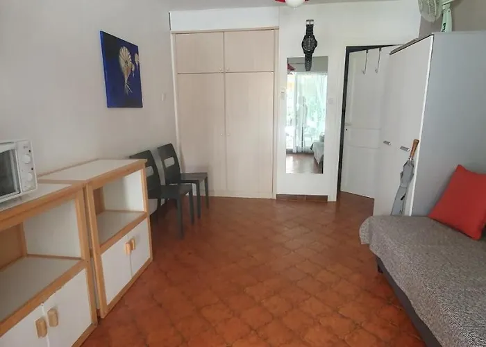 With Terrace Near The Sea شقة