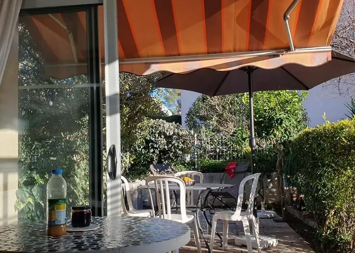 With Terrace Near The Sea شقة